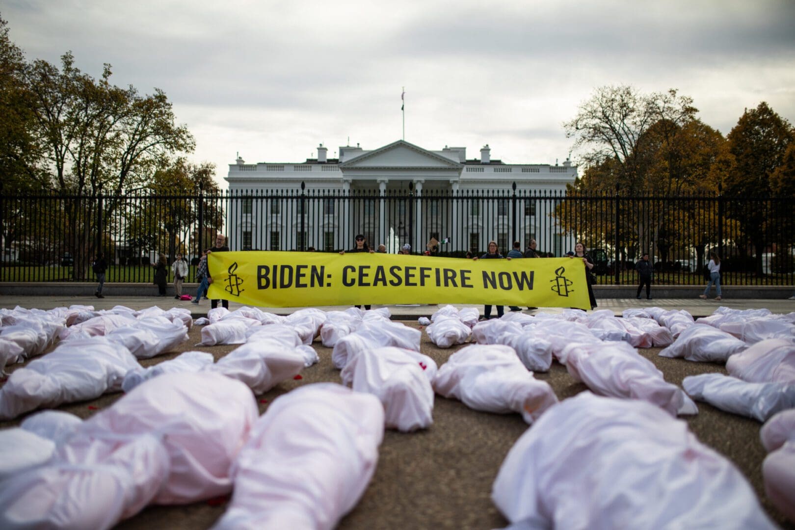 Amnesty International USA hosted a visual stunt to call on President Biden to demand a ceasefire now. The installation represented corpses of 300+ infants, children and adults in white body bags/sheets laid out in front of the White House. The stunt was conducted in partnership with Avaaz.