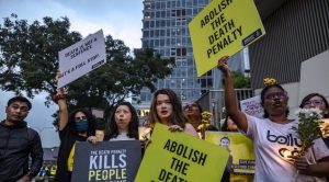 people holding signs anti-death penalty amnesty