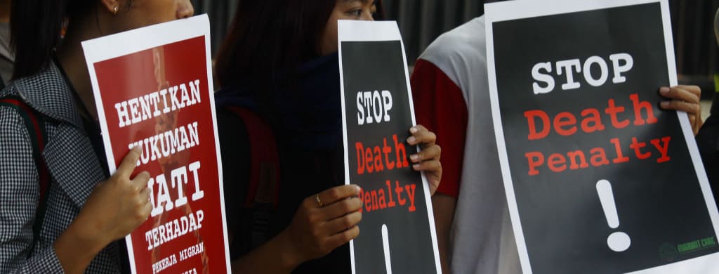 signs that say stop the death penalty