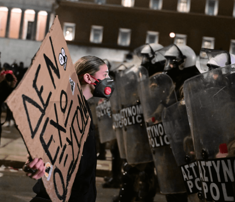 Young female protester holding a placard during a demonstration for the Tempi rail tragedy in Syntagma Square in Athens (March 2025). The placard has the slogan ‘I Have No Oxygen’, a phrase spoken by one of the Tempi rail tragedy victims.