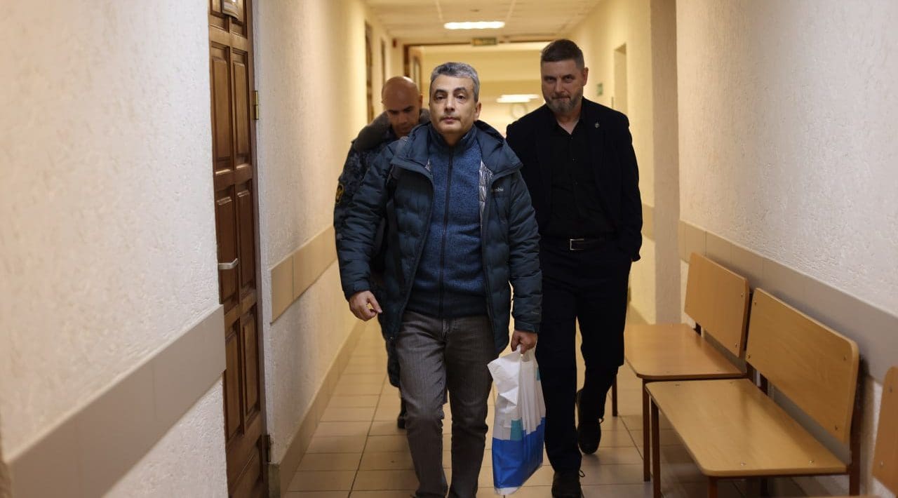 A middle-aged man walking through the hallways of a court building.